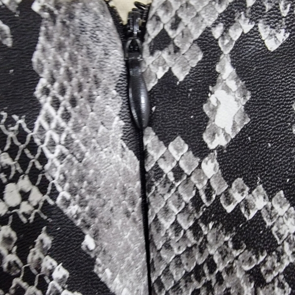 Forever 21 Snakeskin Print Faux Leather Skirt Black gray white Size Small - Picture 3 of 12